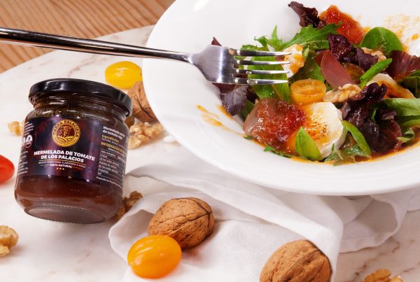 Ensalada de mojama, queso de cabra y vinagreta de mermelada de tomate rojo