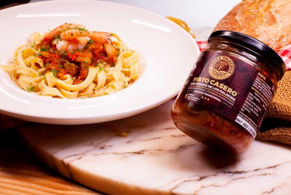 Tagliatelles salteados con langostinos y pisto